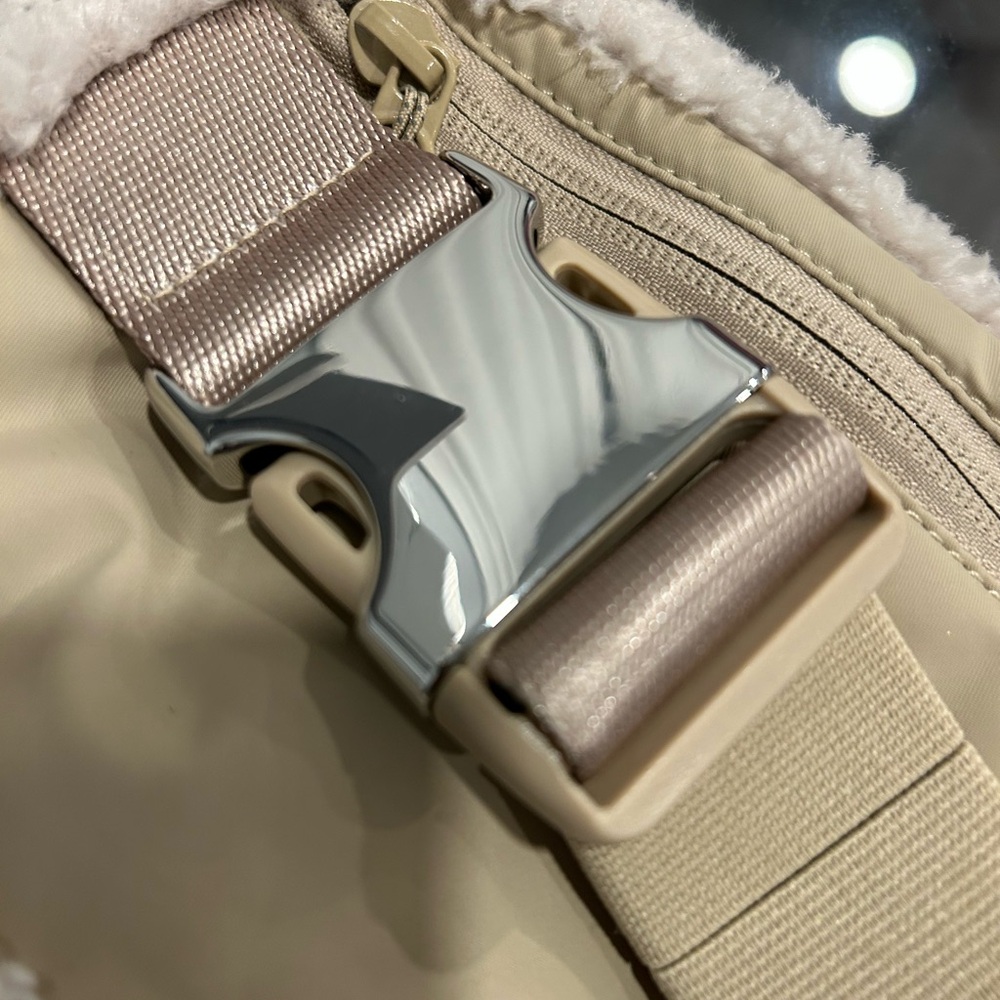 NWOT Lululemon Sherpa Fleece Beltbag Cream/White Fannypack - Picture 11 of 13